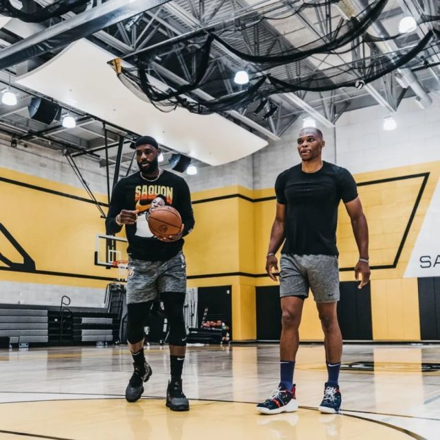 NBA杯八强对阵出炉，雷霆&魔术领衔东西部（NBA杯八强揭晓：雷霆与魔术领跑东西部）