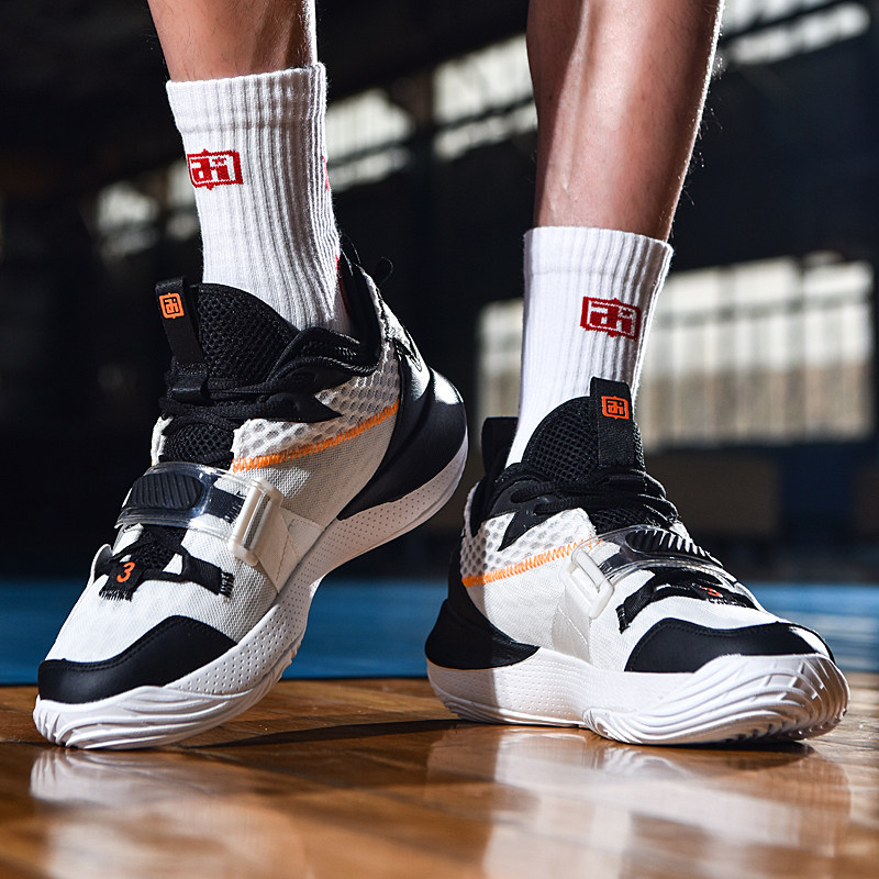 NBA：湖人险胜火箭 詹姆斯砍下全场最高分（NBA：湖人险胜火箭，詹姆斯斩获全场最高得分）