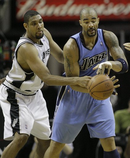 姆巴佩将带着一根手指骨折比赛，他的坚韧精神点燃球迷热情（姆巴佩手指骨折仍将出战，顽强斗志点燃球迷激情）