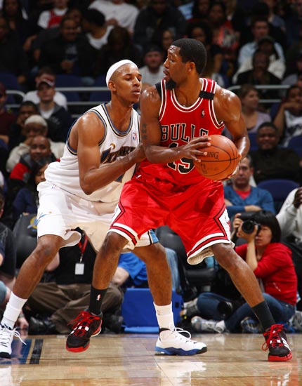 曼联比赛真的太有意思了，虽然这球很丑陋，但你就说进没进吧（曼联比赛戏剧性十足，这球虽丑，问题是进没进？）